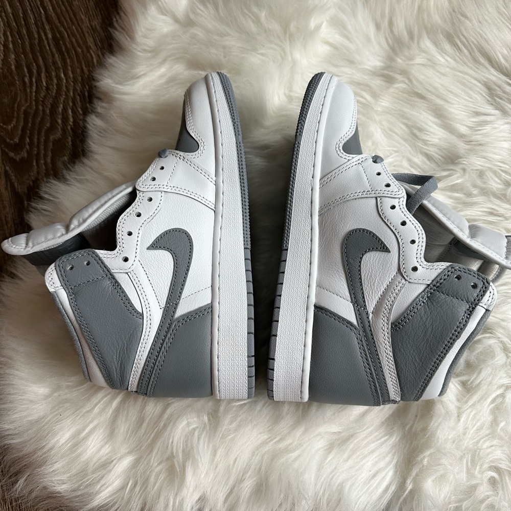 *REMOVING JUNE 30th* NEVER WORN grey & white Nike air Jordan 1